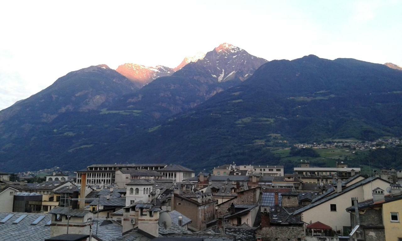 Appartamento Nel Centro Storico Di Aosta Con Vista Sui Ghiacciai 外观 照片
